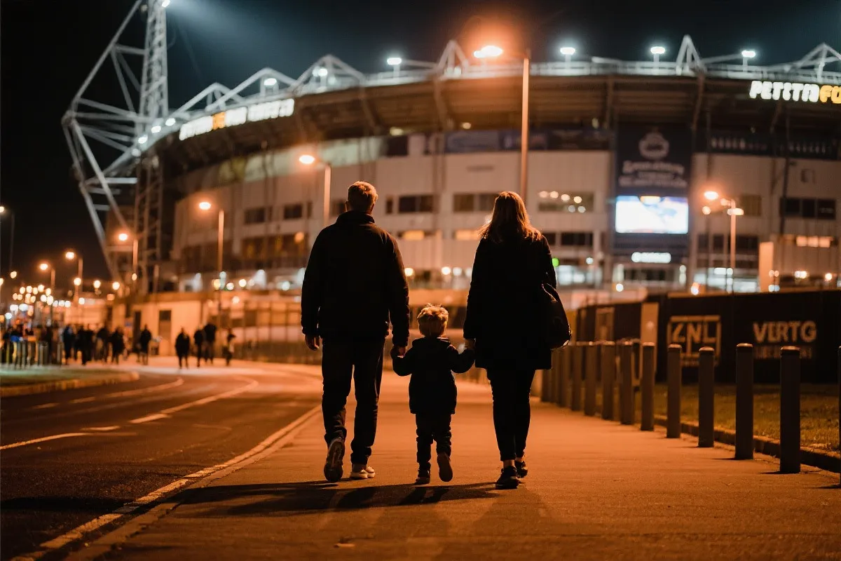 亲子在球场外步行与城市街景,自然光,温暖纪实风